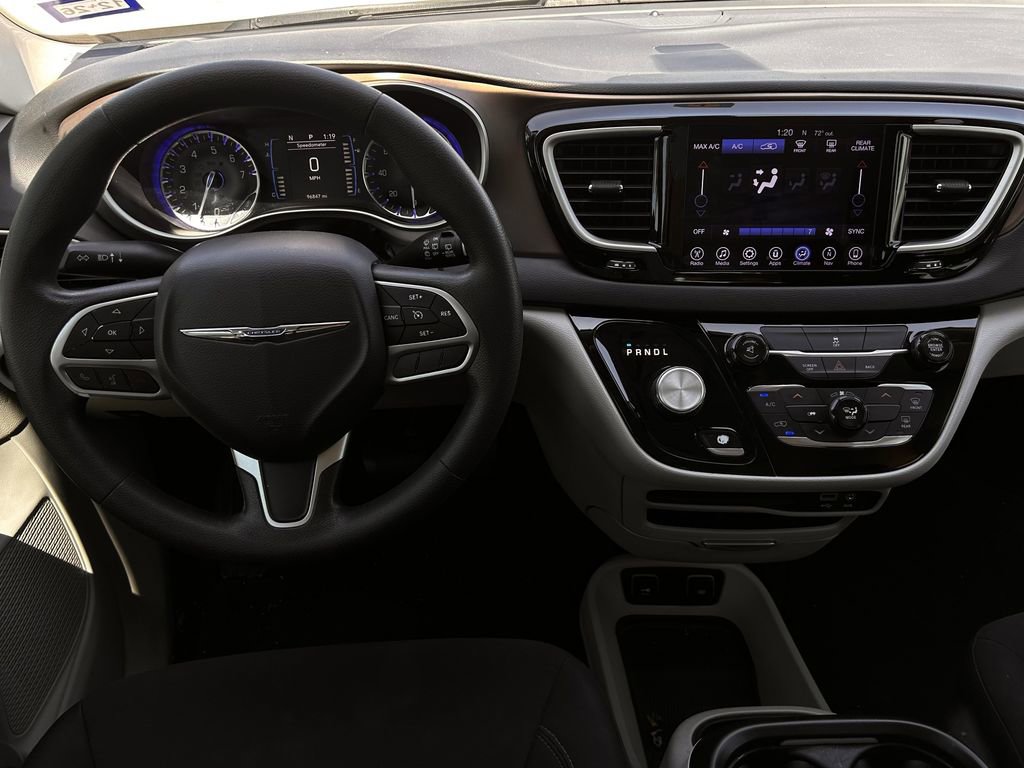 Used 2017 Chrysler Pacifica Touring w/ Tire & Wheel Group image 12