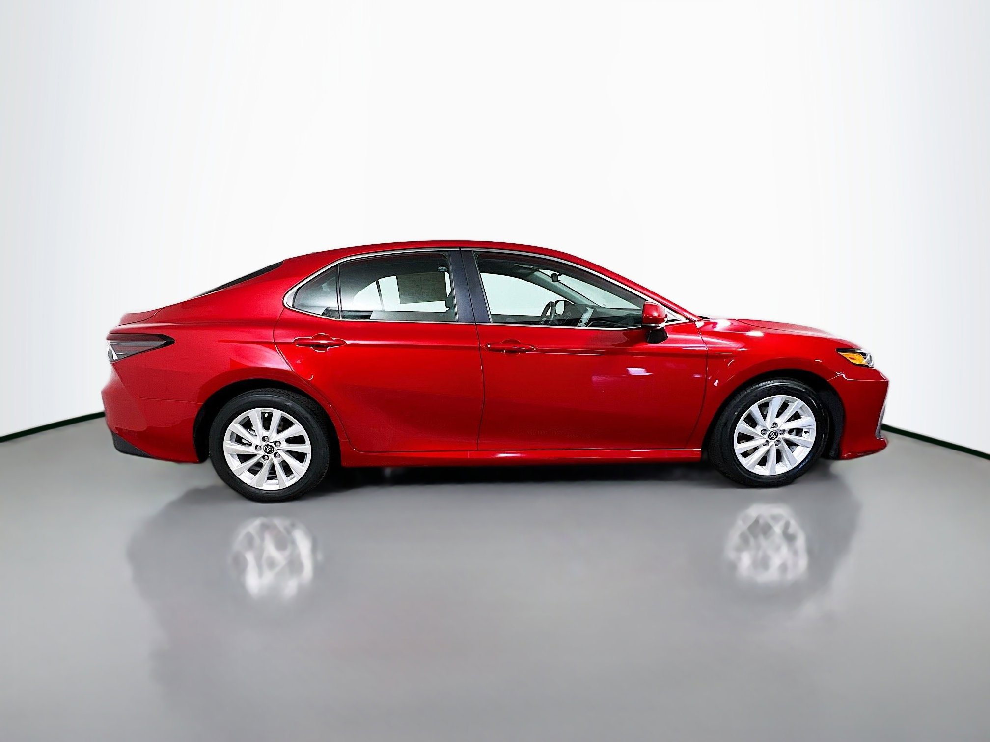 Used 2023 Toyota Camry LE image 3