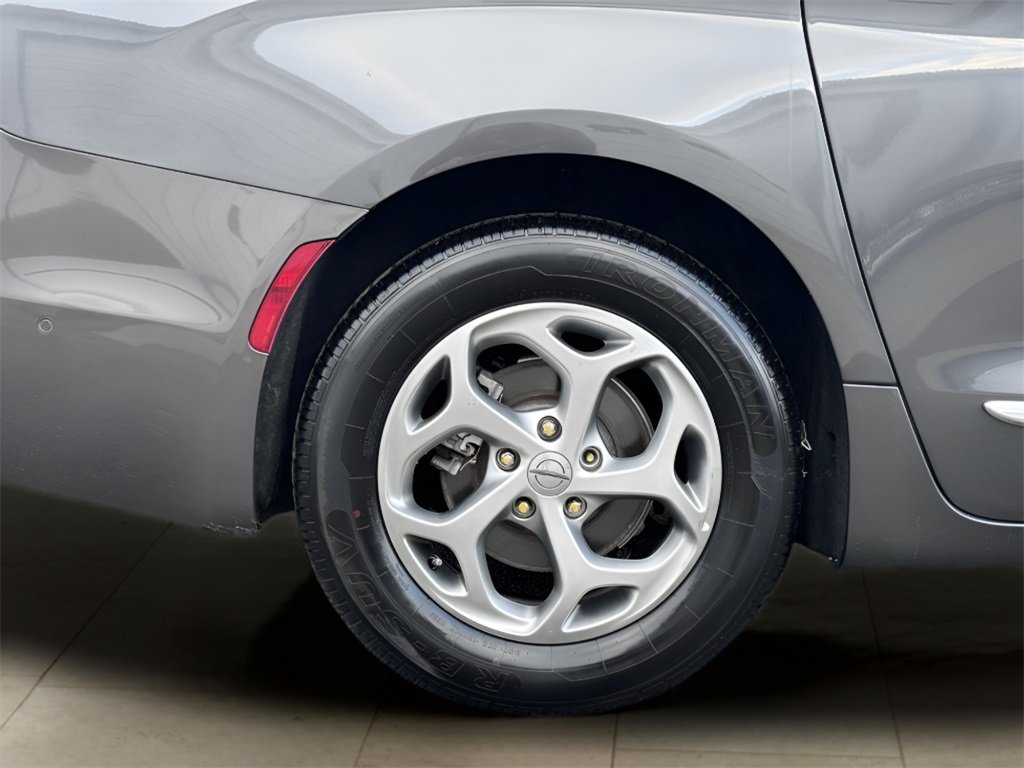 Used 2022 Chrysler Pacifica Limited image 46