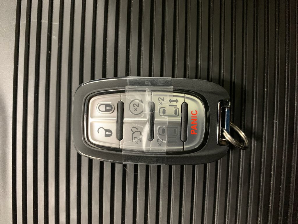 Used 2025 Chrysler Pacifica Limited FWD image 35