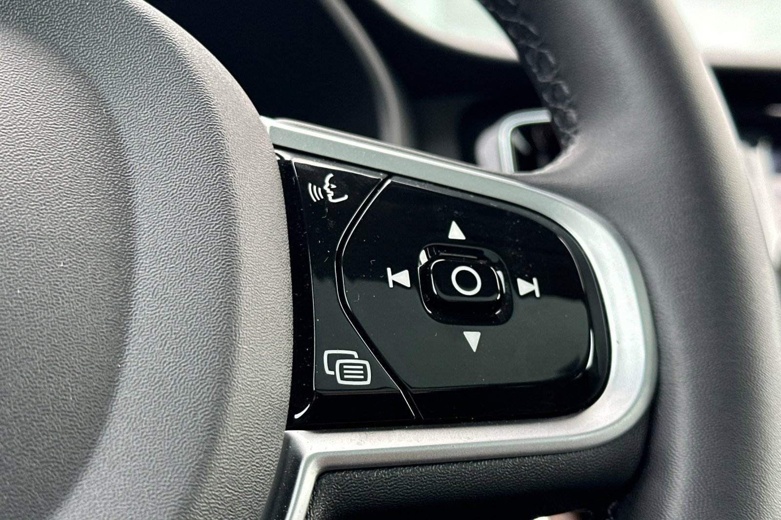 Used 2025 Volvo V60 B5 Cross Country Plus image 27