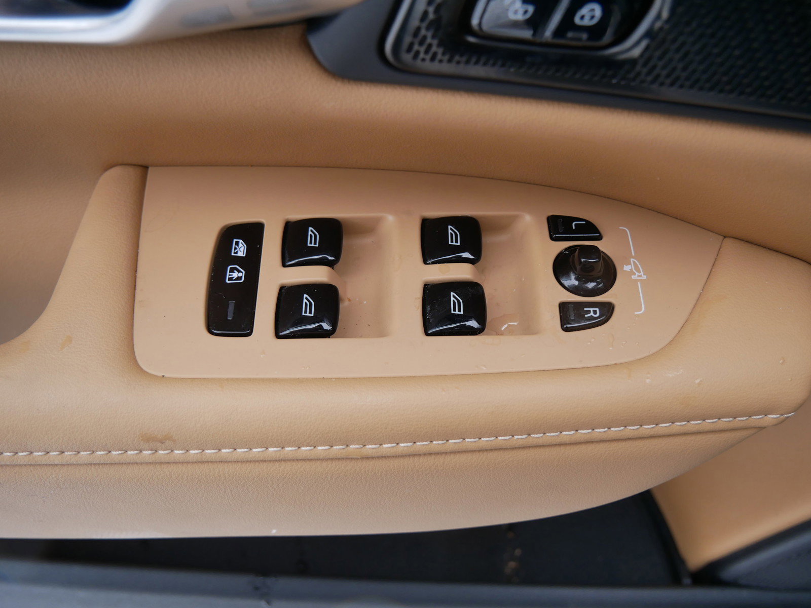 Certified 2024 Volvo V90 B6 Cross Country Ultimate w/ Protection Package Premier image 11