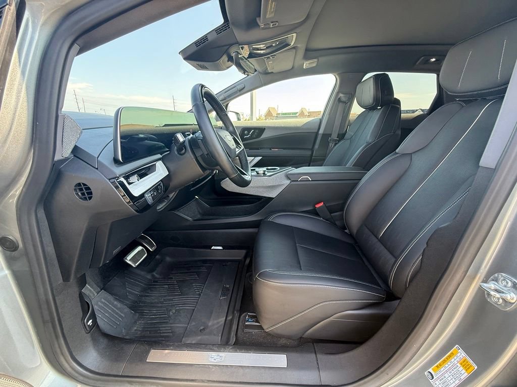Certified 2025 Cadillac Optiq Sport 2 w/ LPO, Floor Liner Package AWD/4WD image 30