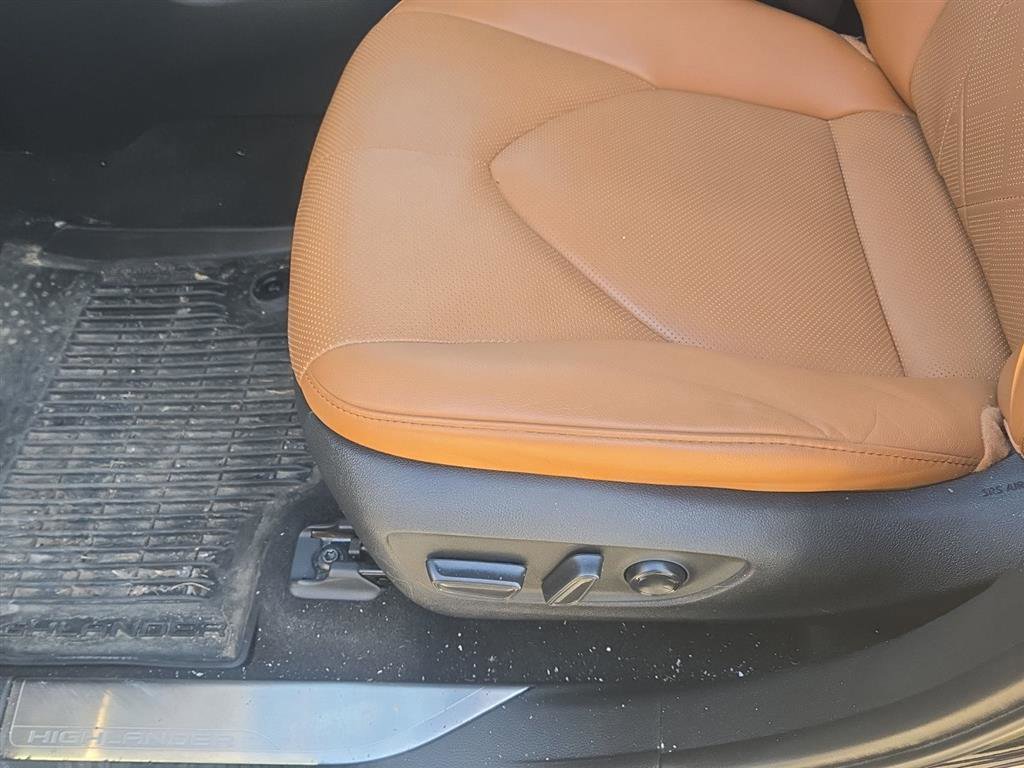 Used 2023 Toyota Highlander Platinum image 16