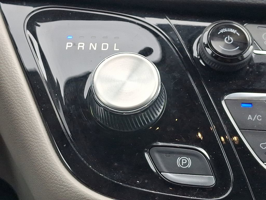 Used 2024 Chrysler Pacifica Touring-L FWD image 14