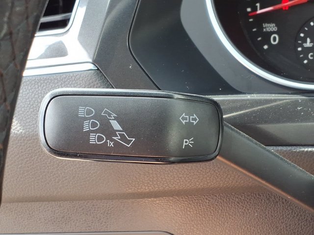Used 2018 Volkswagen Tiguan SE AWD/4WD image 28