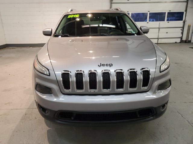 Used 2016 Jeep Cherokee Latitude AWD/4WD image 10