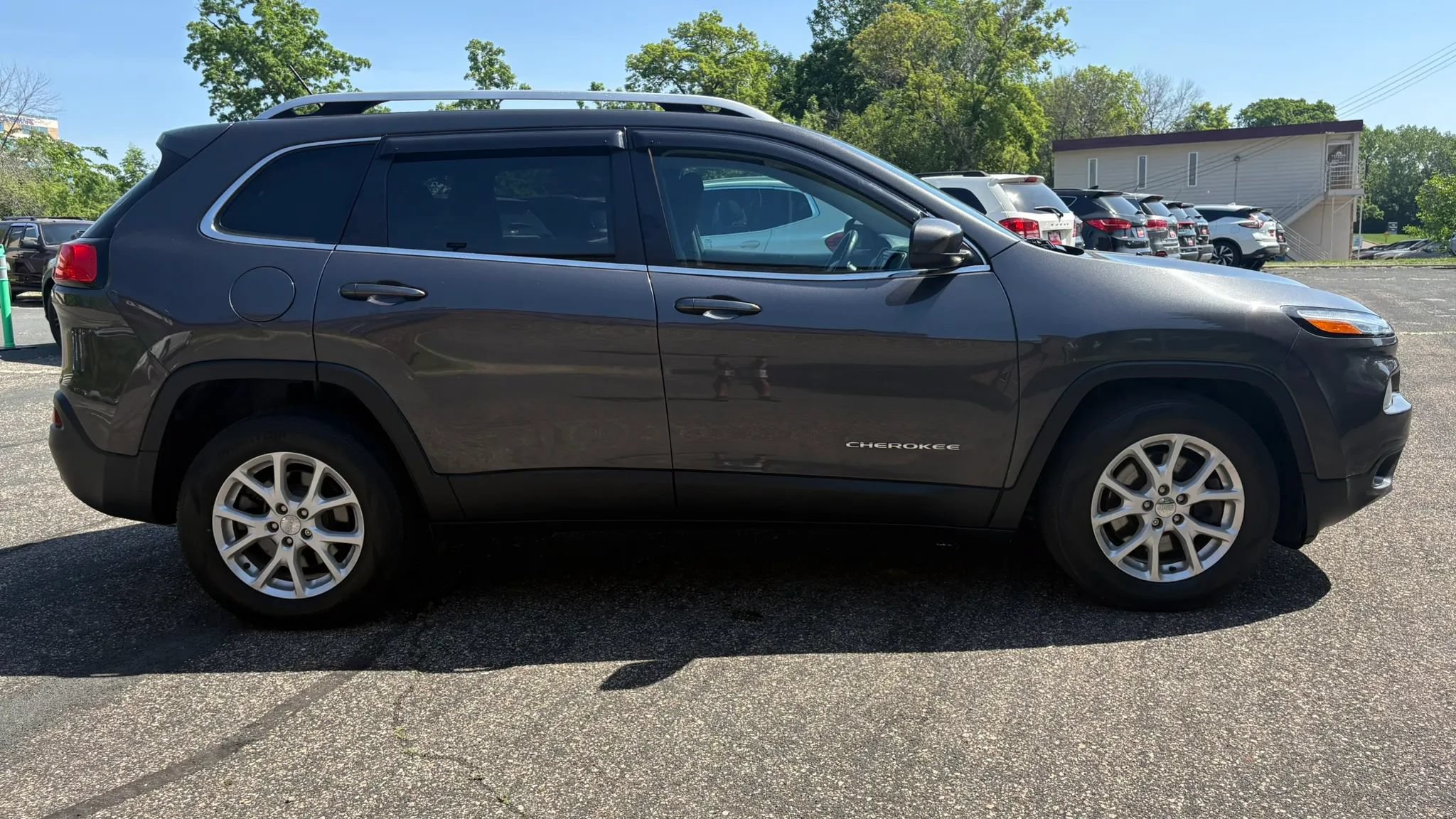 Used 2017 Jeep Cherokee Latitude w/ Cold Weather Group AWD/4WD image 11