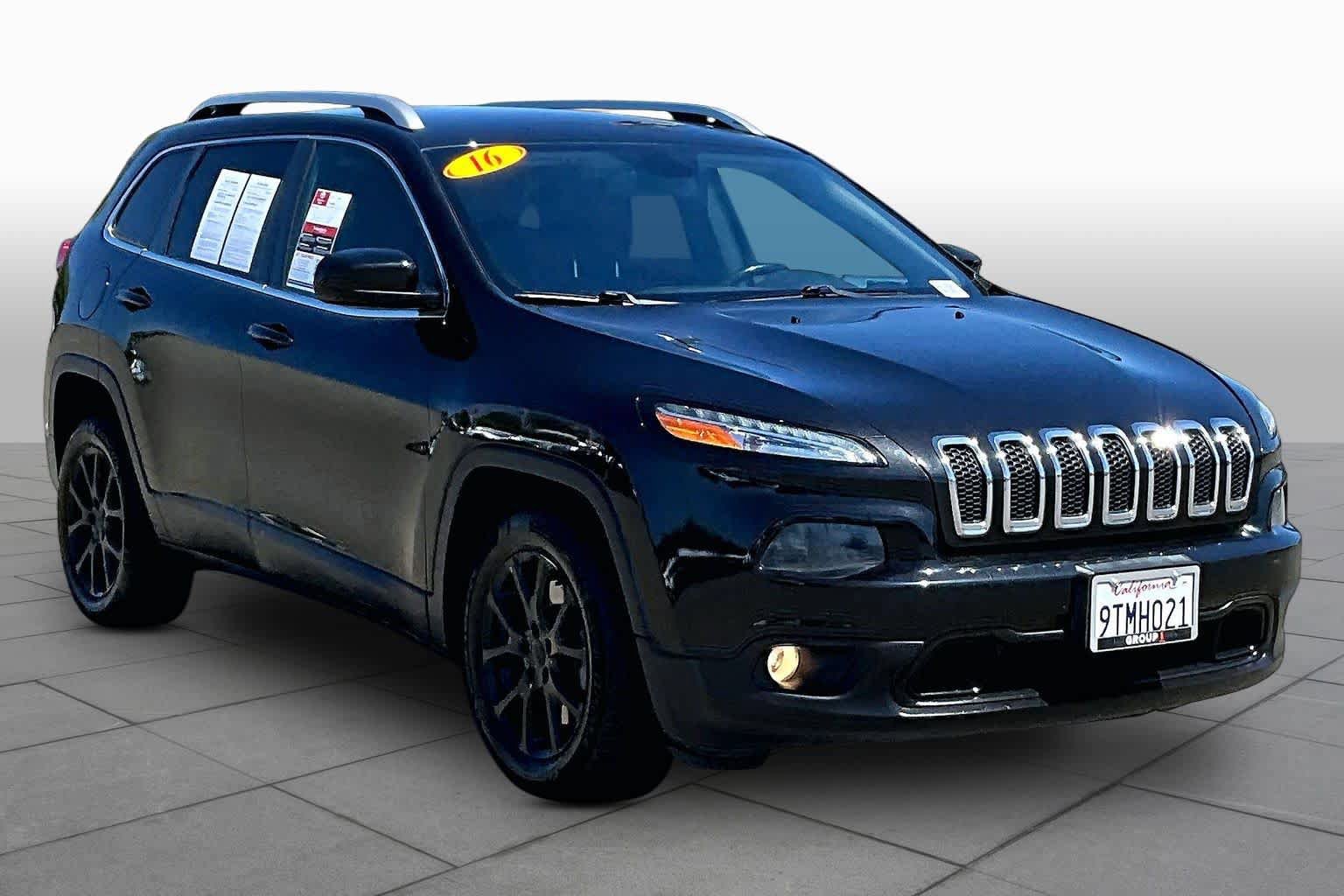 Used 2016 Jeep Cherokee Latitude FWD image 2