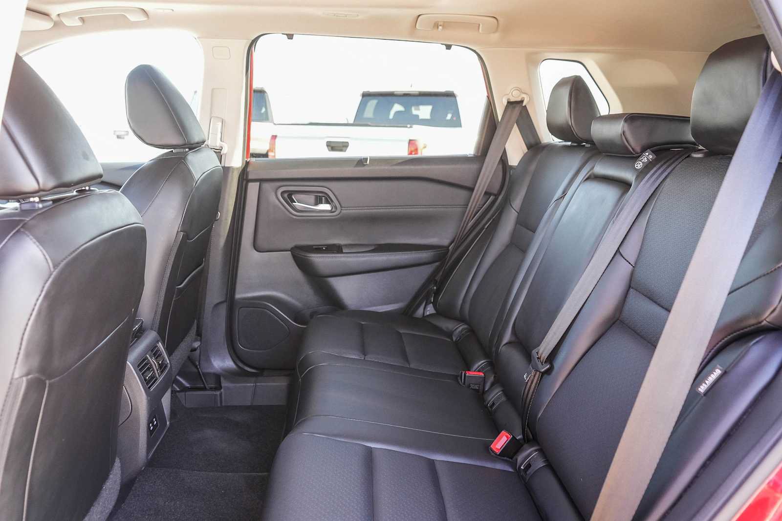 Used 2024 Nissan Rogue SV w/ SV Premium Package FWD image 18