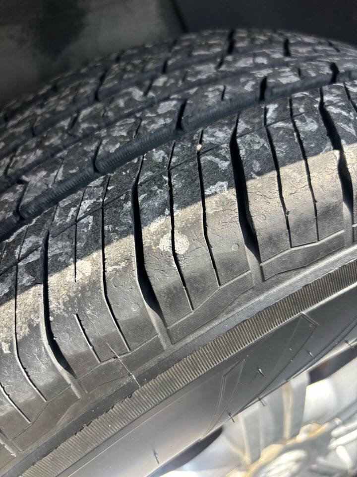 Used 2005 Cadillac SRX w/ Preferred Equipment Group image 2