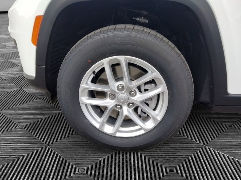 Used 2024 Jeep Grand Cherokee L Laredo image 14