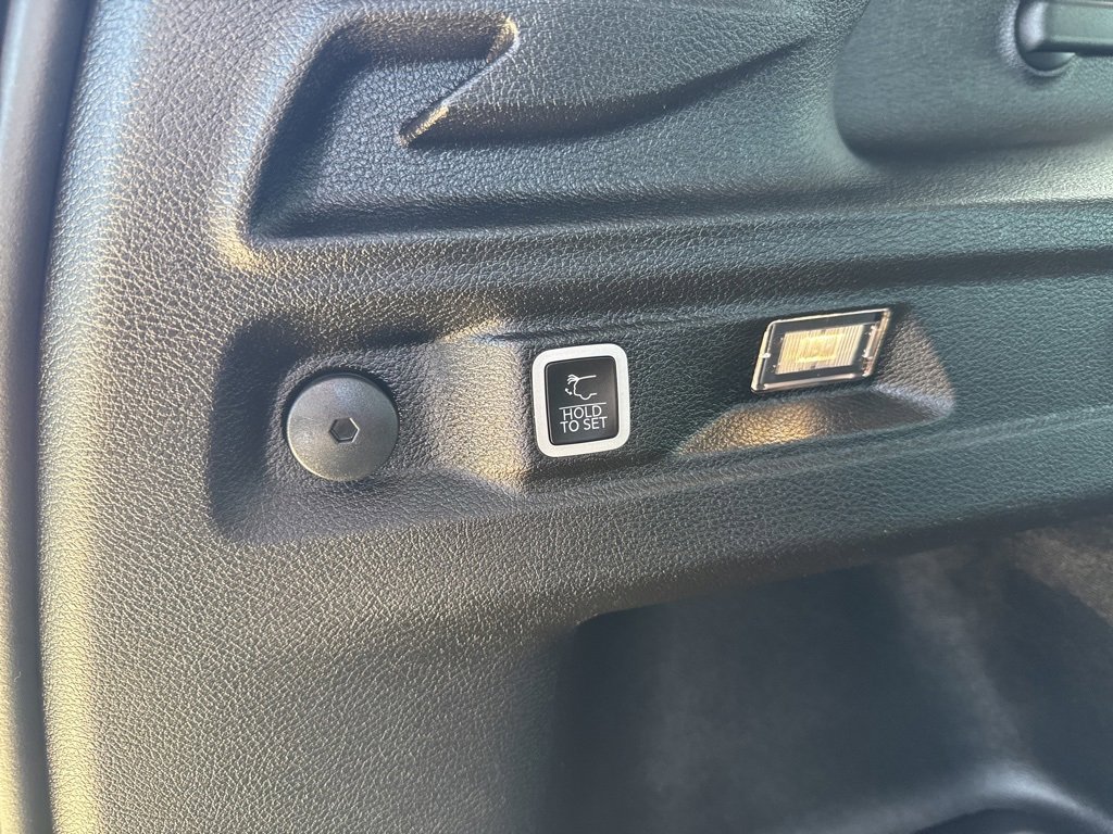 Used 2023 Jeep Grand Cherokee L Limited w/ Black Appearance Package image 21