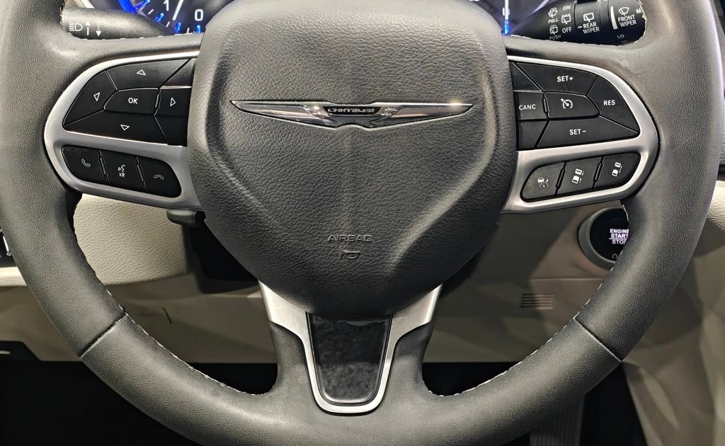 Used 2024 Chrysler Pacifica Touring-L image 5