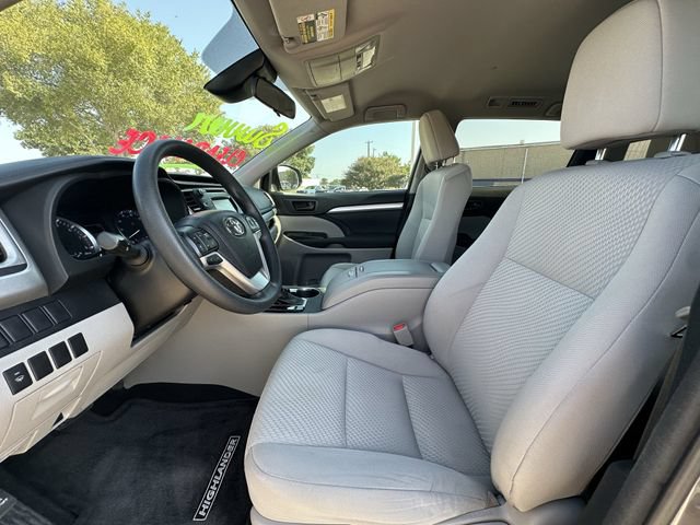 Used 2017 Toyota Highlander LE FWD image 23