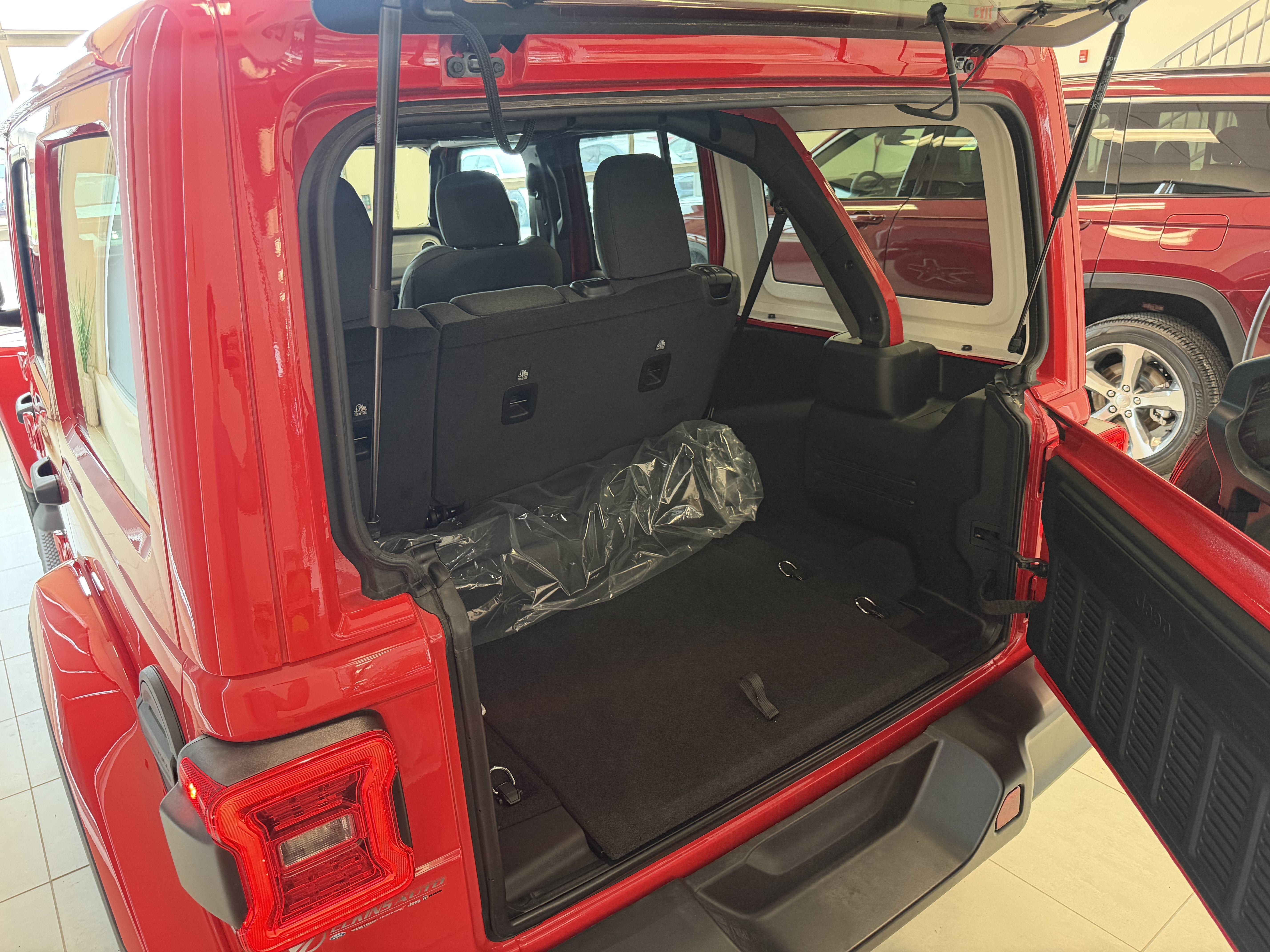 Used 2026 Jeep Wrangler Unlimited Sahara AWD/4WD image 6