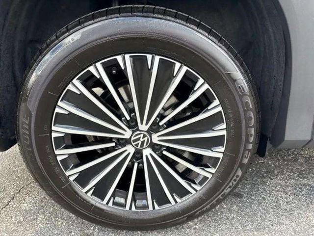 Used 2025 Volkswagen Tiguan S w/ 18" Wheel Package FWD image 9