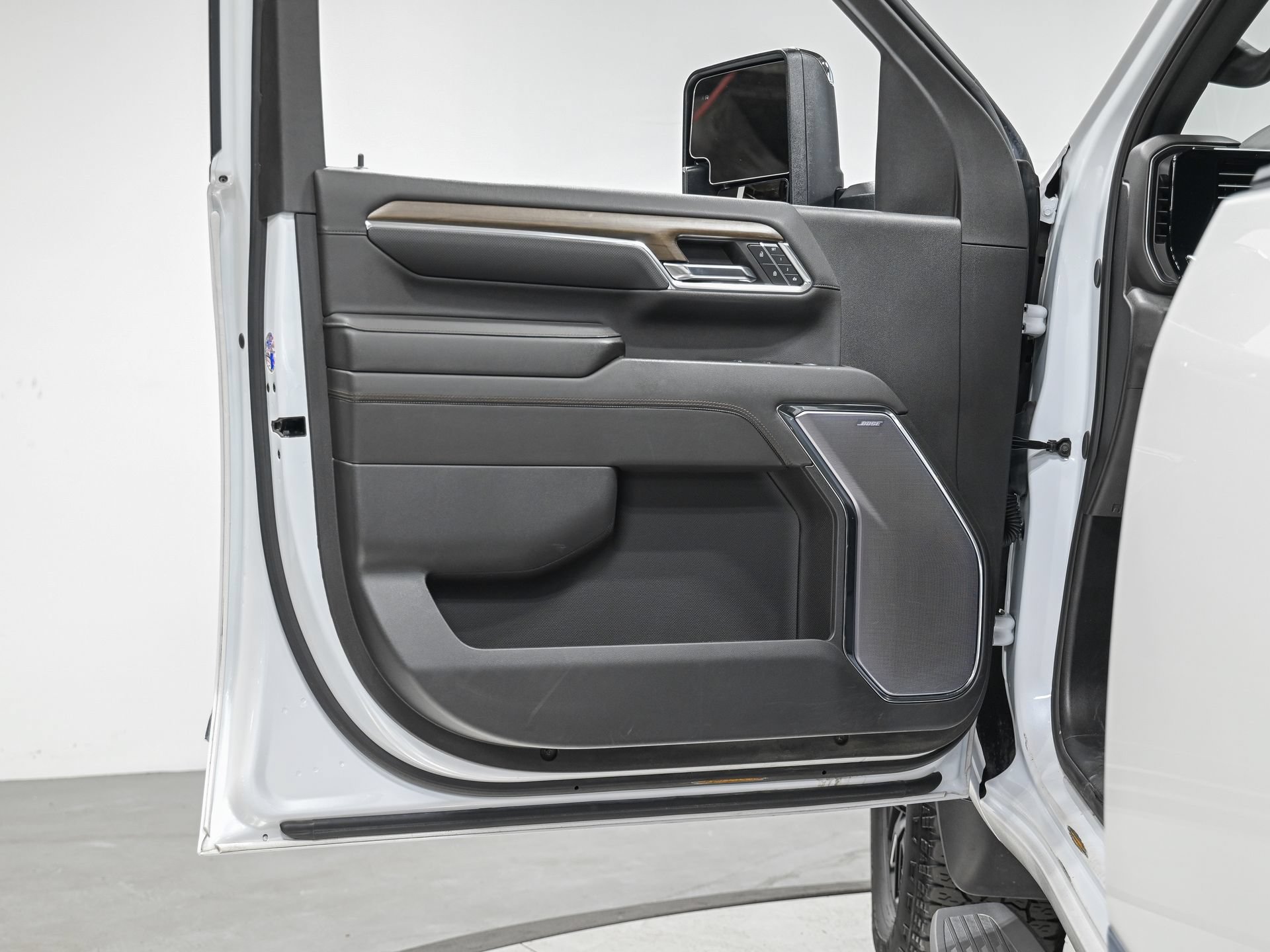 Used 2024 Chevrolet Silverado 2500 High Country w/ High Country Premium Package AWD/4WD image 12