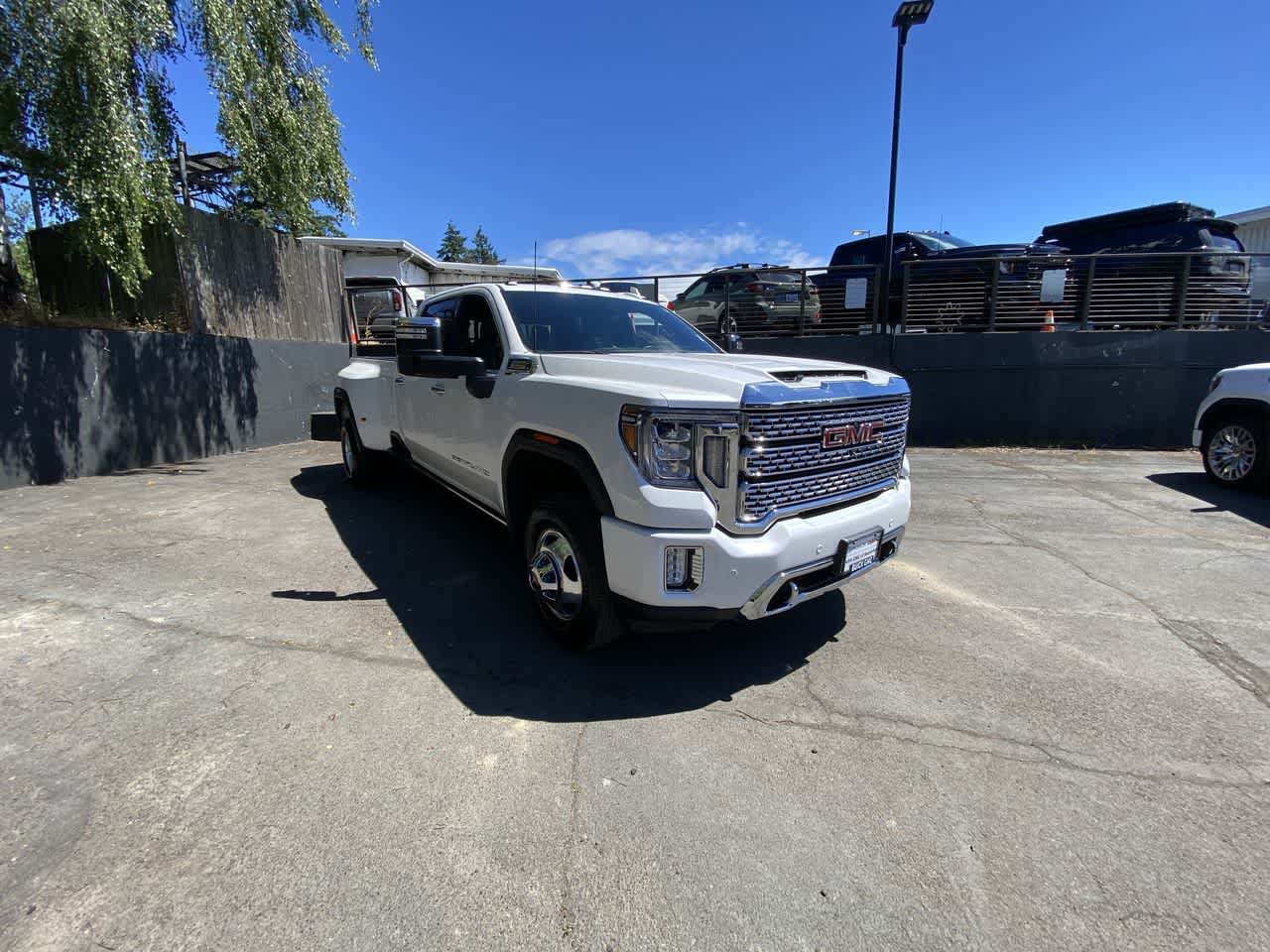 Used 2023 GMC Sierra 3500 Denali w/ Denali Ultimate Package AWD/4WD image 8