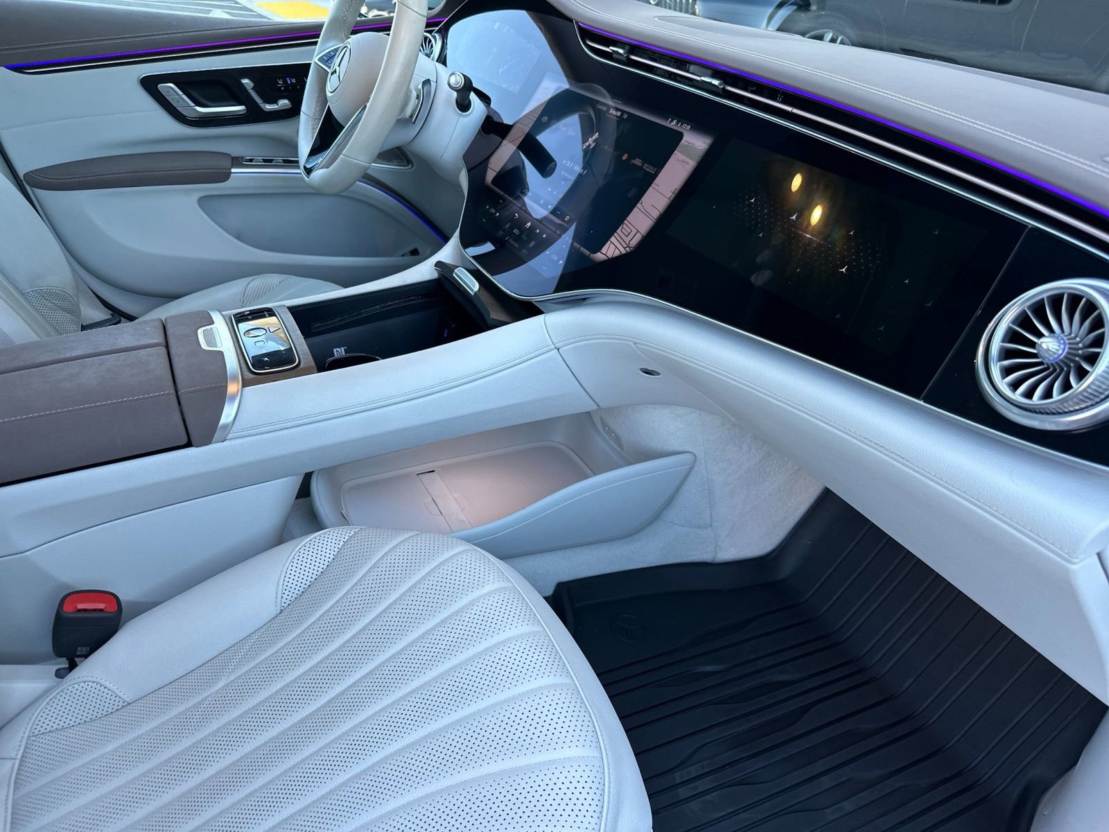 Certified 2022 Mercedes-Benz EQS 580 4MATIC Sedan w/ Exclusive Trim Package image 15