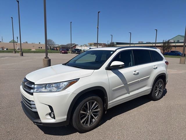 Used 2018 Toyota Highlander XLE image 2
