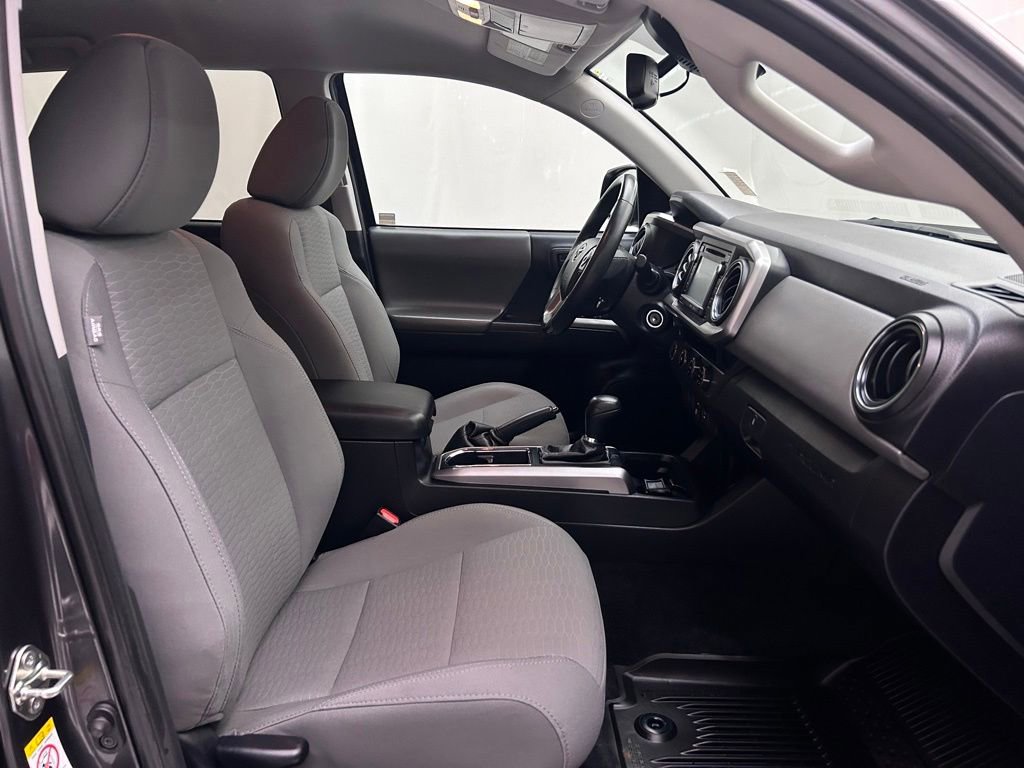Used 2018 Toyota Tacoma SR5 AWD/4WD image 17