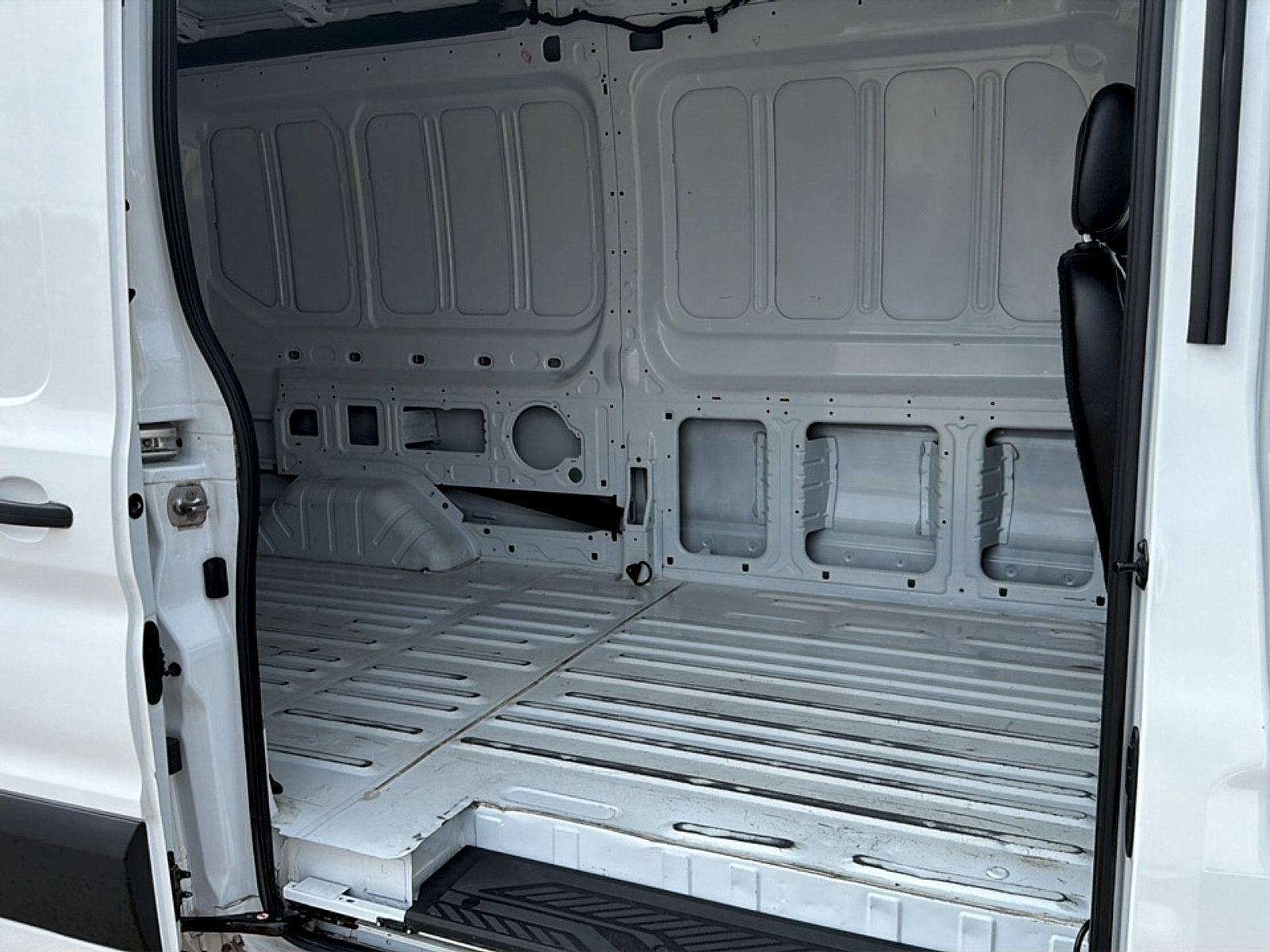 Used 2023 Ford Transit 250 Medium Roof AWD image 10