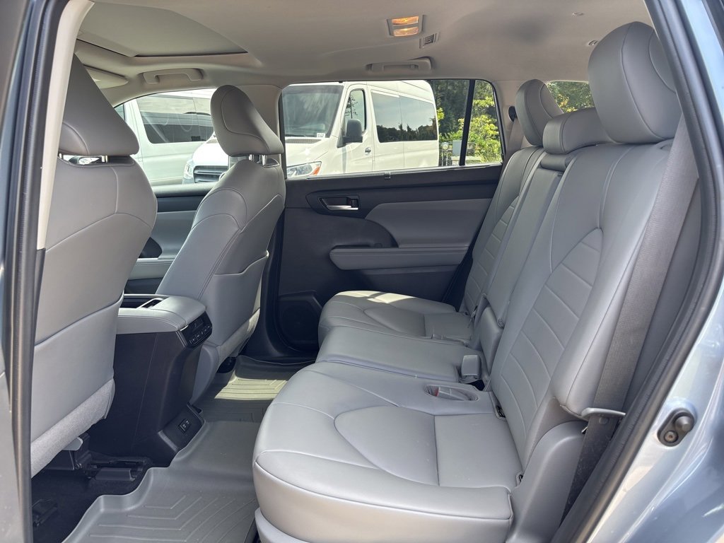 Used 2021 Toyota Highlander XLE image 18