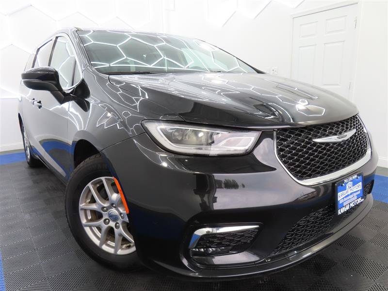 Used 2023 Chrysler Pacifica Touring-L FWD image 3
