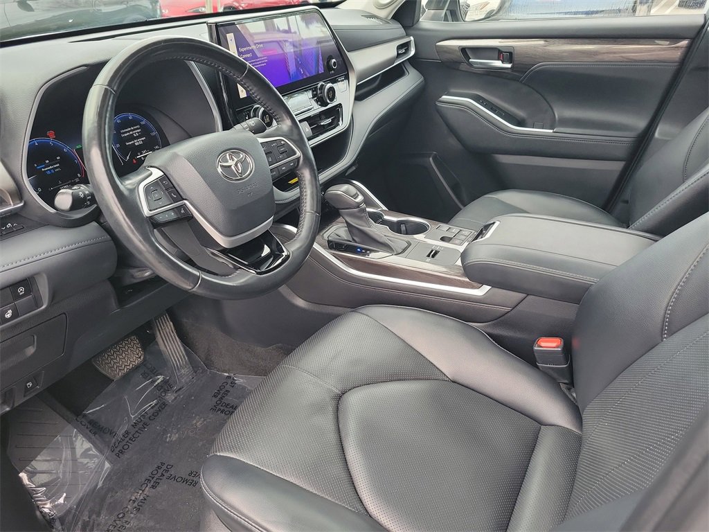 Used 2023 Toyota Highlander Limited image 14