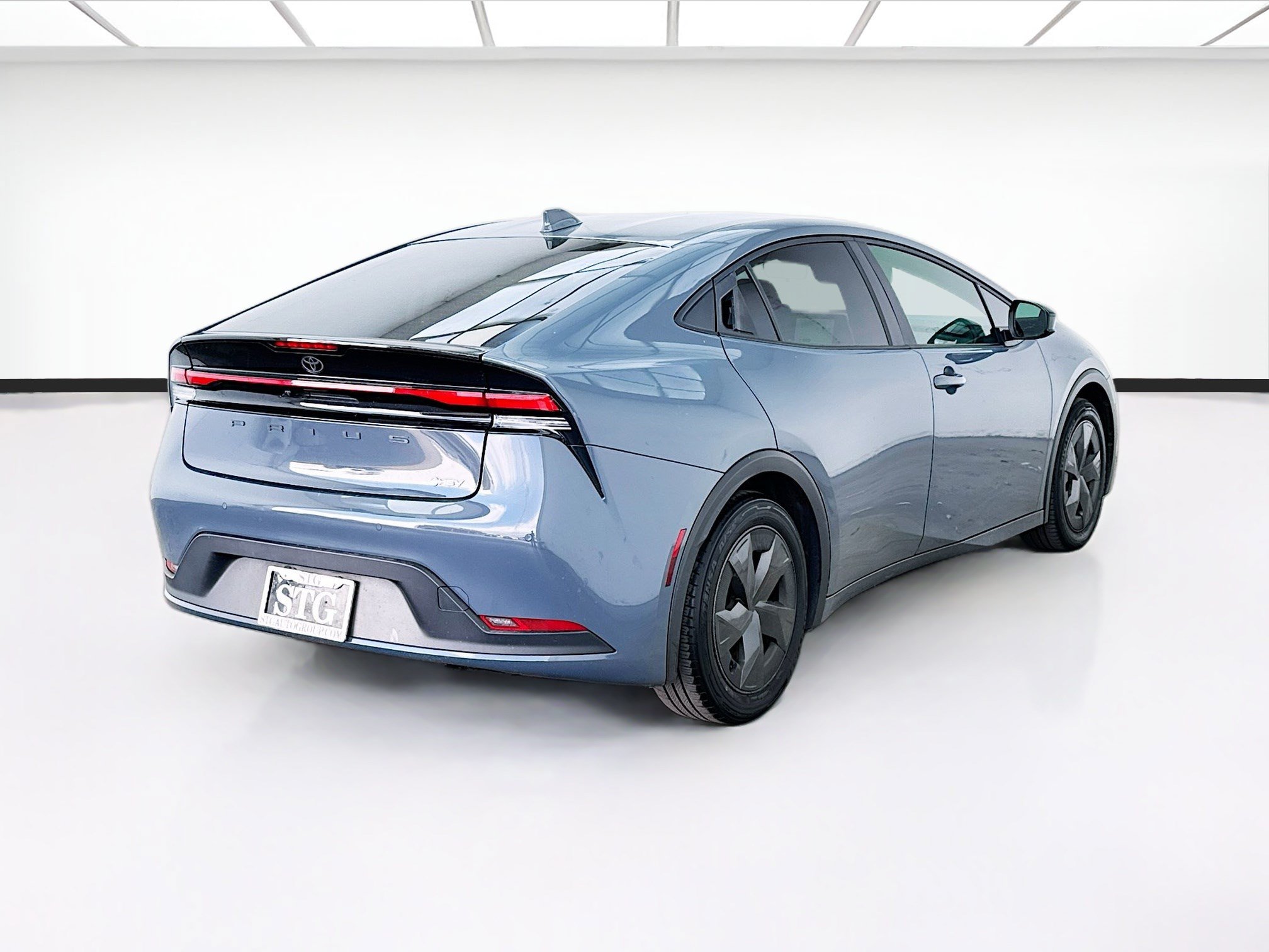 Used 2025 Toyota Prius LE FWD image 4