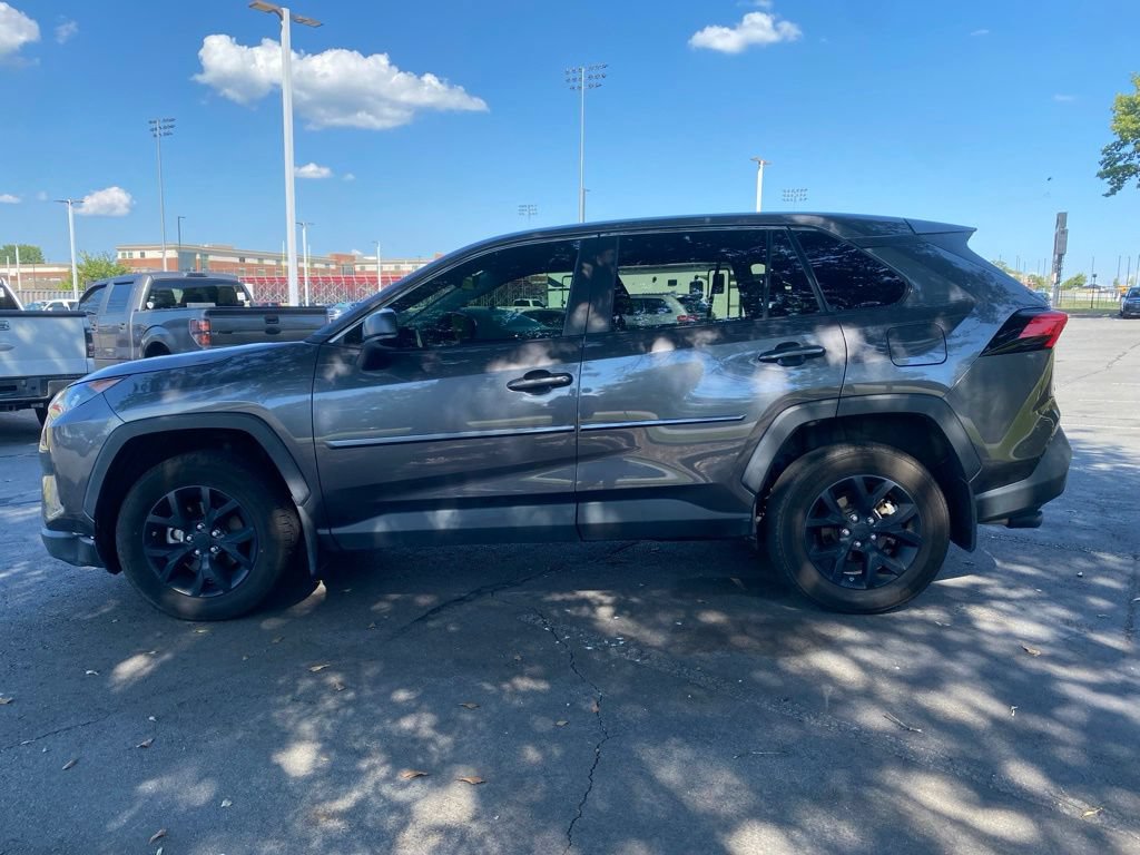 Used 2022 Toyota RAV4 LE AWD/4WD image 4