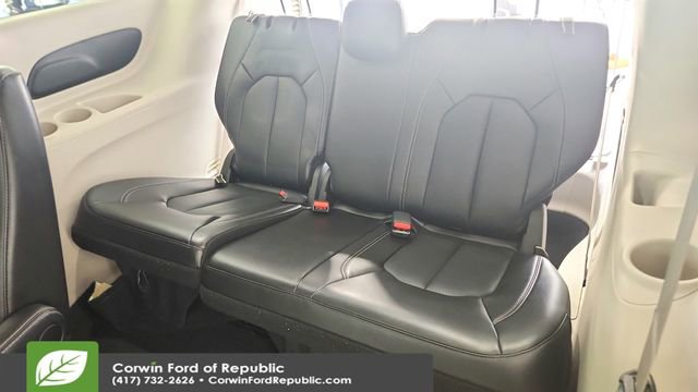 Used 2024 Chrysler Pacifica Touring-L image 20