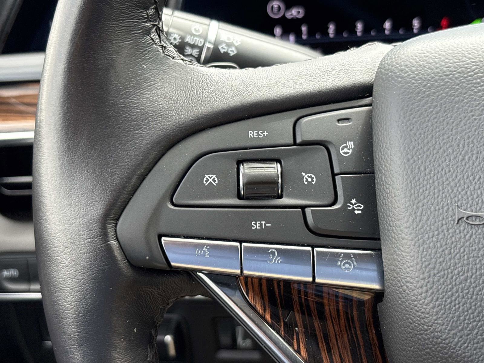 Used 2024 Cadillac Escalade Premium Luxury w/ Performance Package AWD/4WD image 19