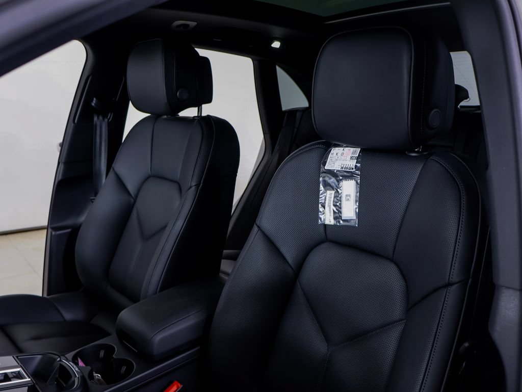 New 2026 Porsche Macan AWD/4WD image 5