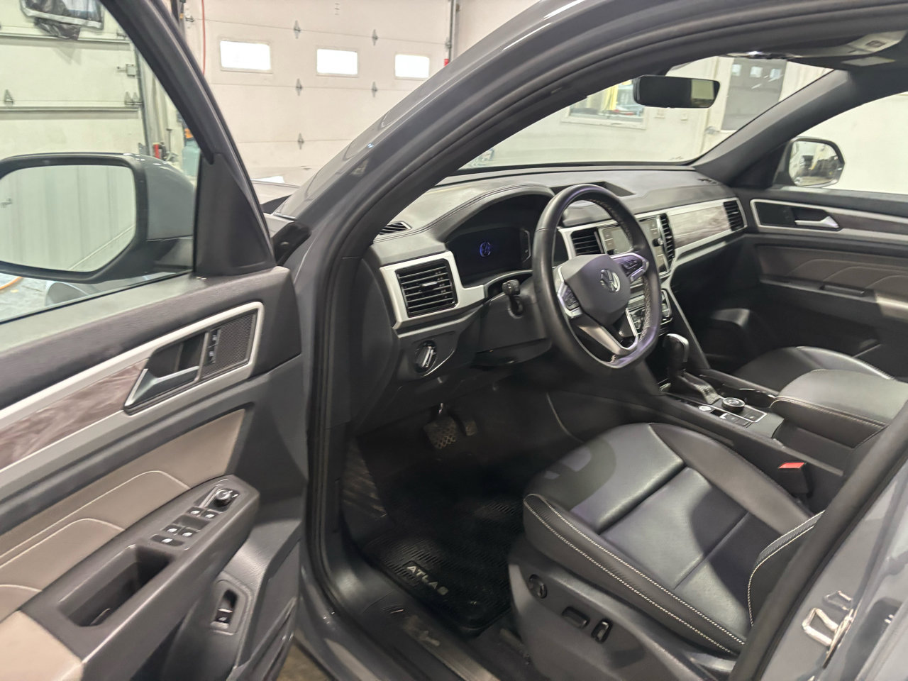 Used 2023 Volkswagen Atlas SE w/ Technology Package w/ Black Wheel Package image 26