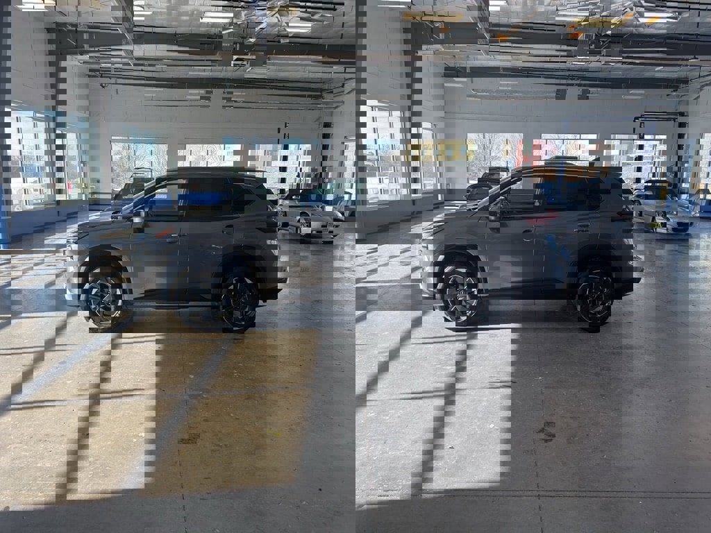 Used 2024 Nissan Rogue SV image 2