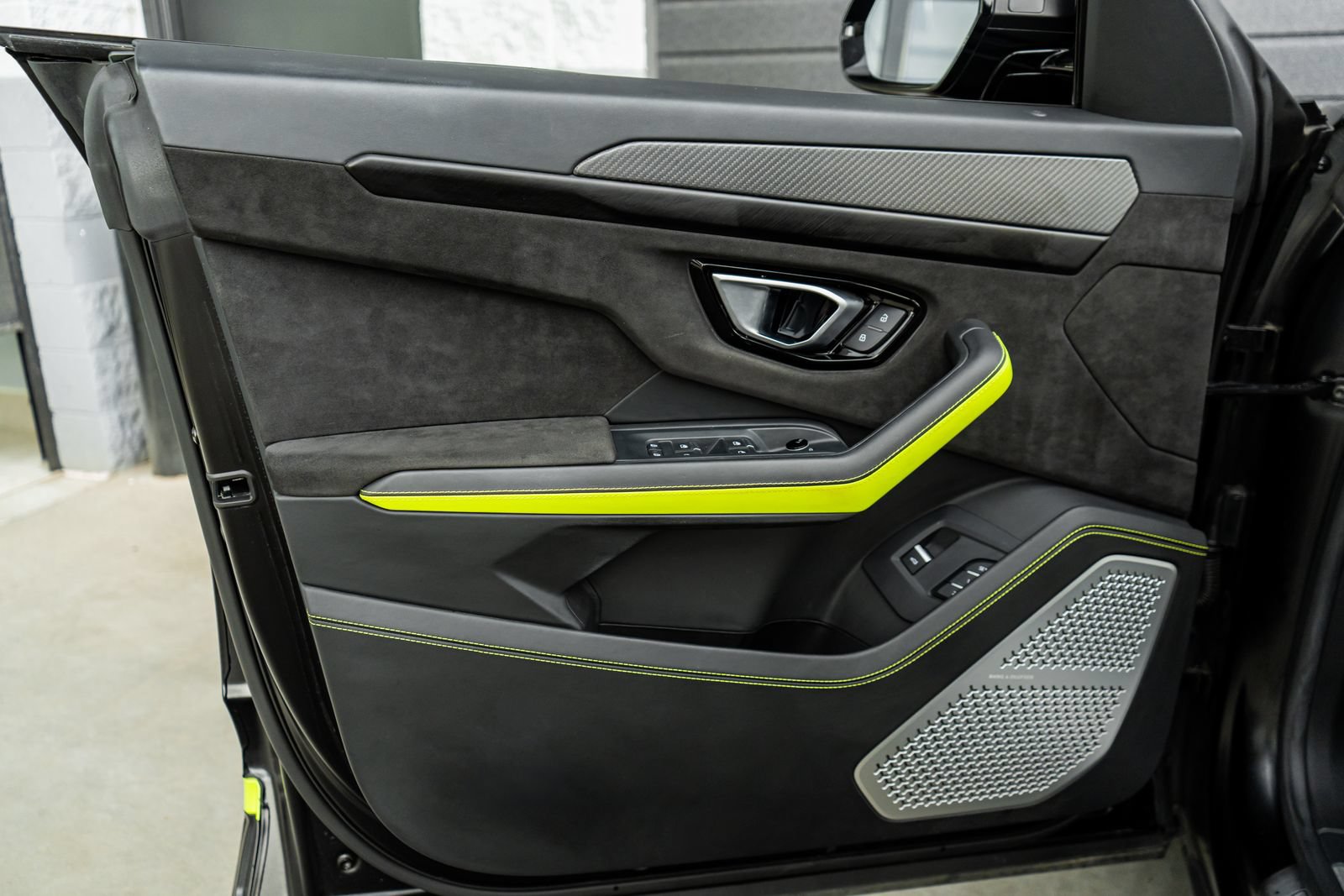 Used 2022 Lamborghini Urus AWD/4WD image 23
