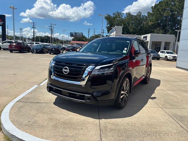 Used 2024 Nissan Pathfinder Platinum FWD image 3