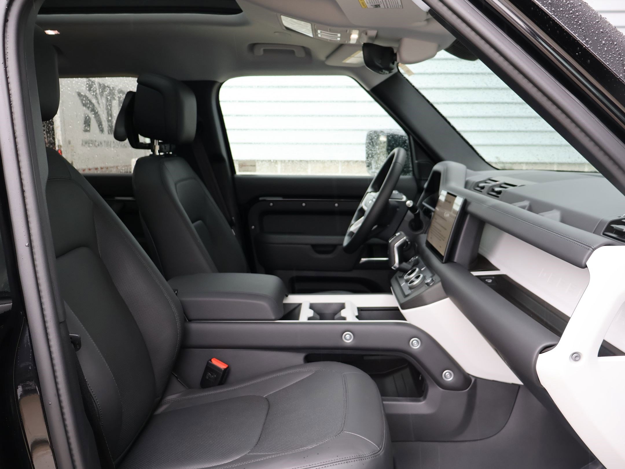 Used 2025 Land Rover Defender 110 X-Dynamic SE image 30