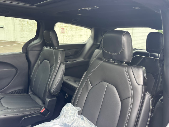 New 2027 Chrysler Pacifica Select w/ Family Tech Group AWD/4WD image 8
