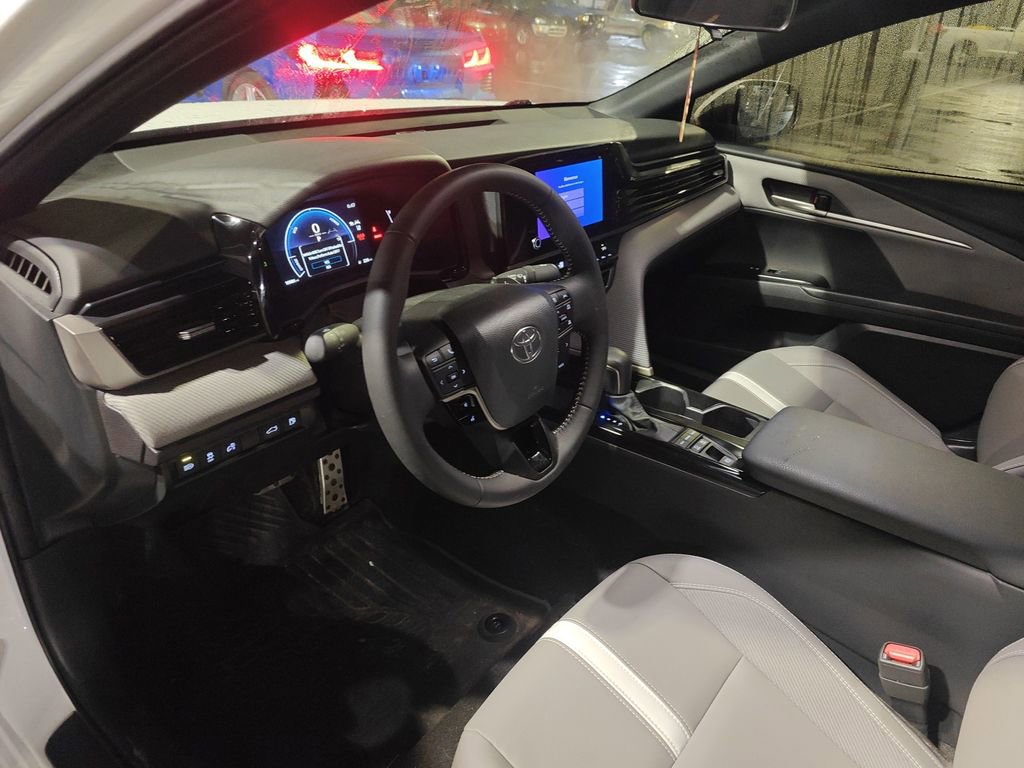 Used 2025 Toyota Camry SE image 7