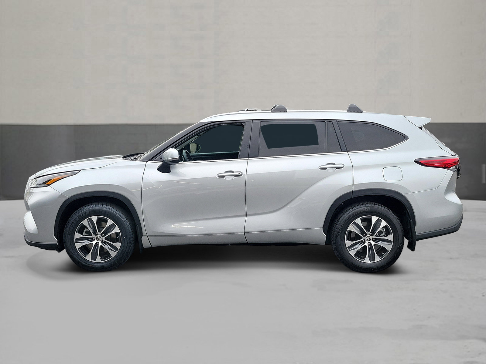 Used 2023 Toyota Highlander XLE FWD image 3