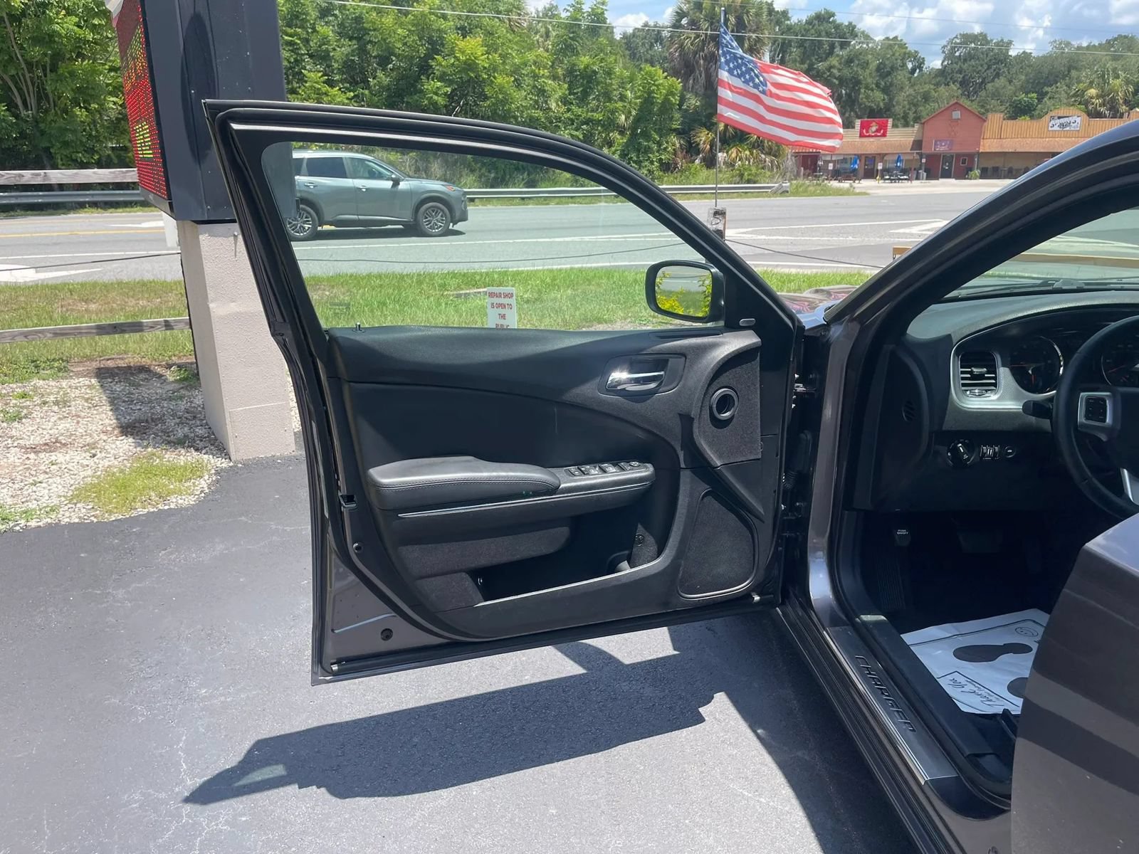 Used 2014 Dodge Charger SXT RWD image 9