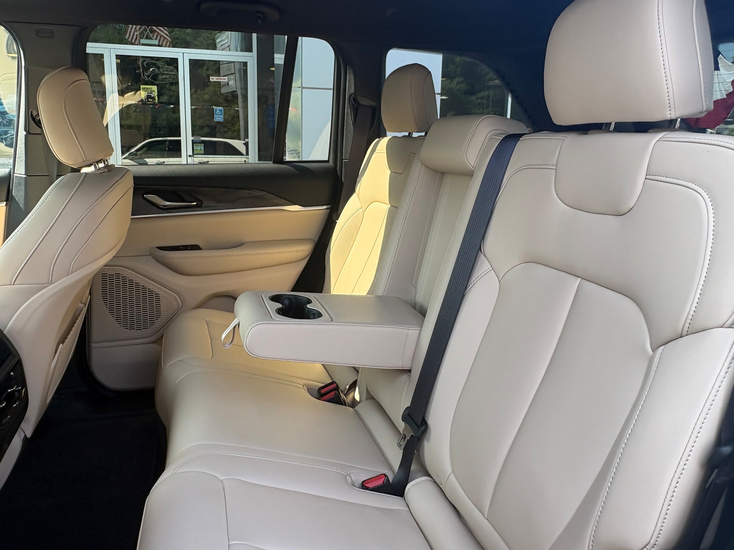 Certified 2025 Jeep Grand Cherokee Limited AWD/4WD image 13