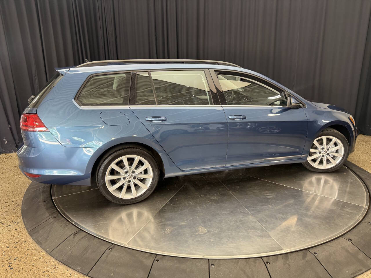 Used 2017 Volkswagen Golf SEL FWD image 10