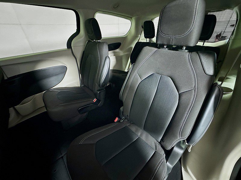 Used 2023 Chrysler Voyager LX image 21