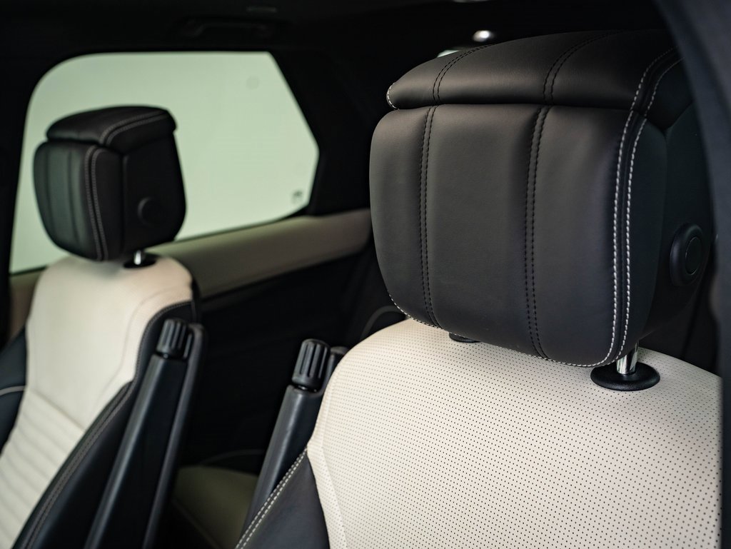 Used 2023 Land Rover Discovery S R-Dynamic image 21