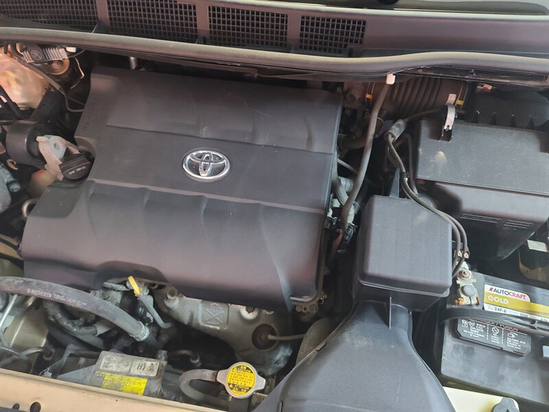 Used 2014 Toyota Sienna LE image 31