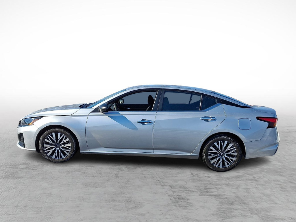 Used 2024 Nissan Altima 2.5 SV image 2